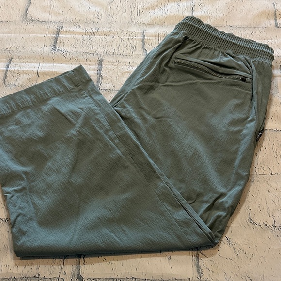 Athleta Women's mineral green Cropped Pants - Picture 1 of 8